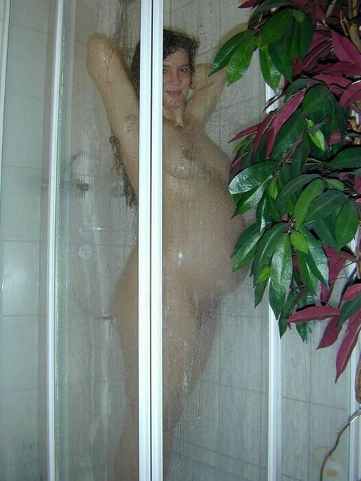 Brunette enceinte avec chatte poilue et aisselles sous la douche