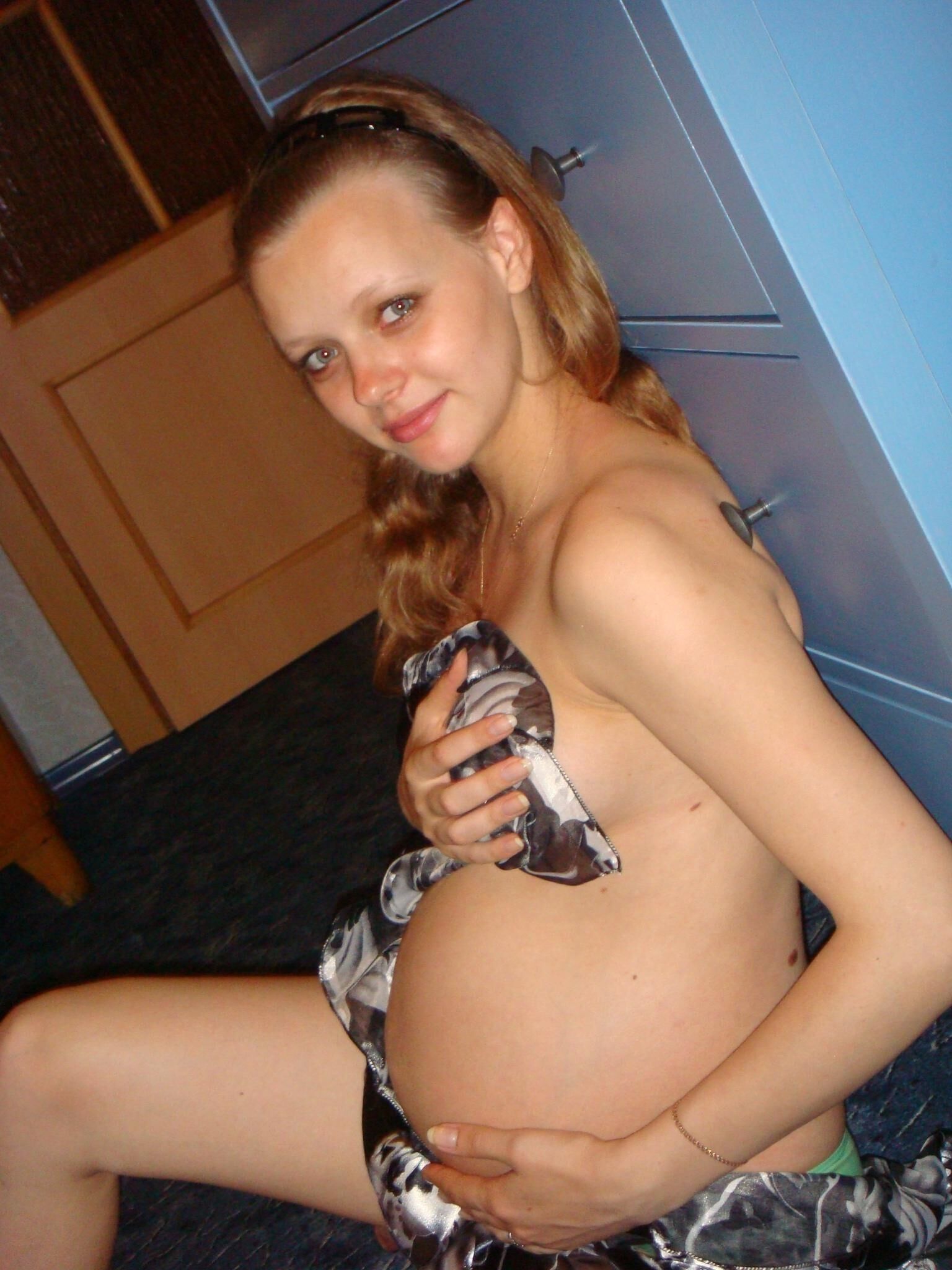 Pregnant babe posing with her nice belly