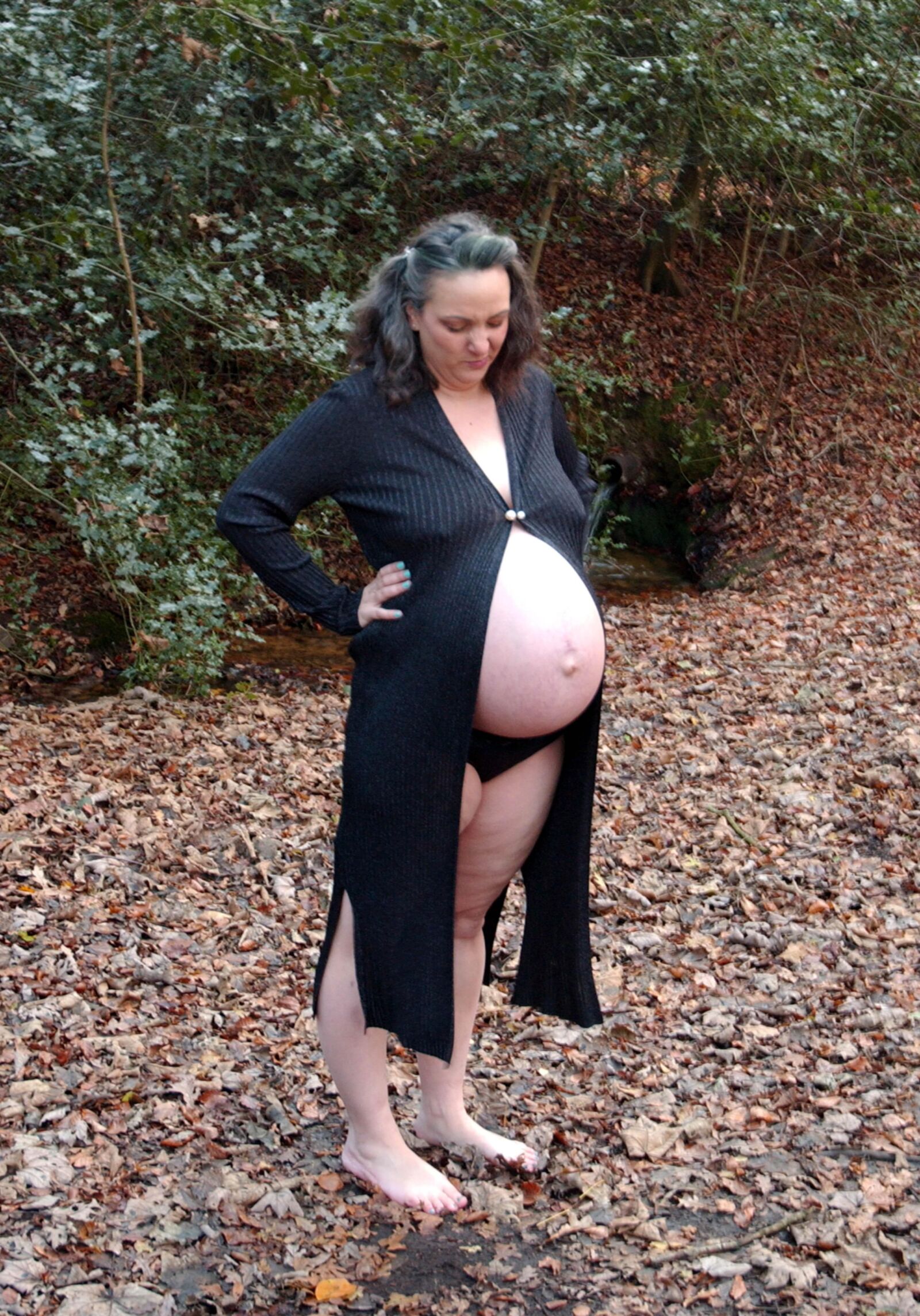 Pregnant photoshoot in the forest 2