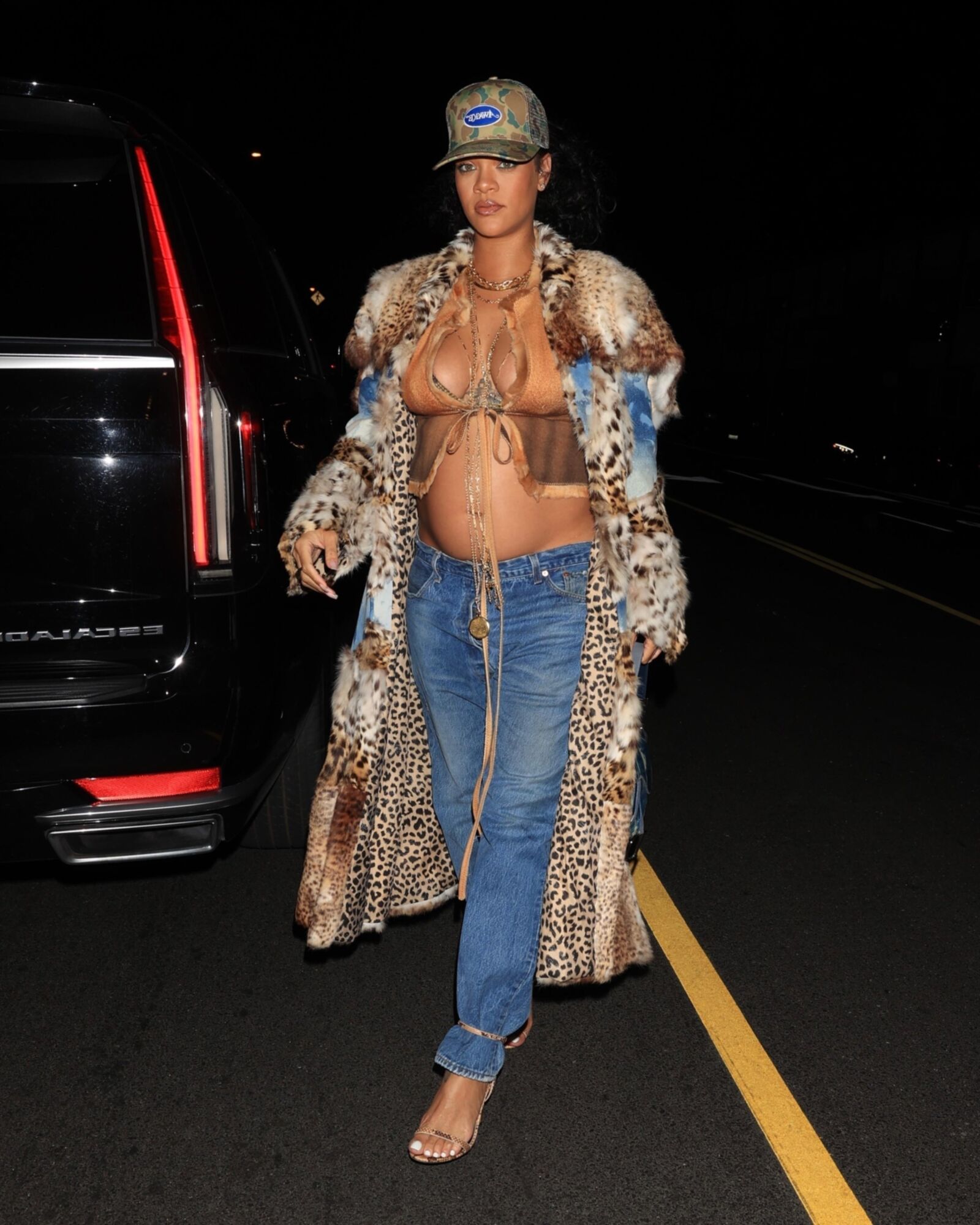 Rihanna mostra barriga enquanto sai para jantar tarde da noite