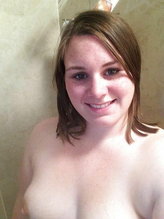 Chubby girl with small tits (few preg pics)