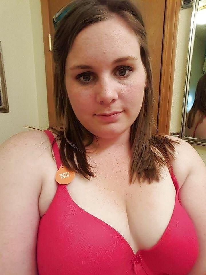 Chubby girl with small tits (few preg pics)