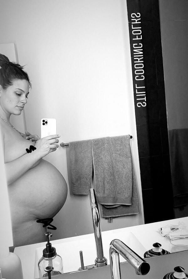 Celebrities showing off their sexy pregnant baby bump 