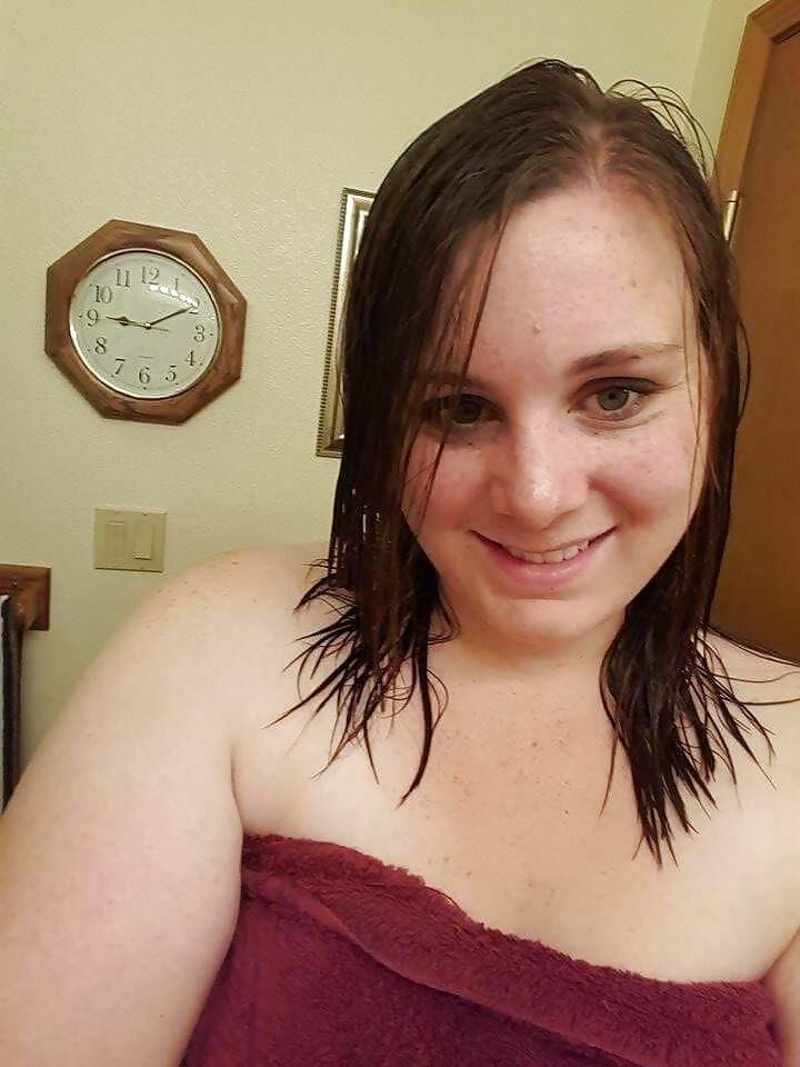 Chubby girl with small tits (few preg pics)