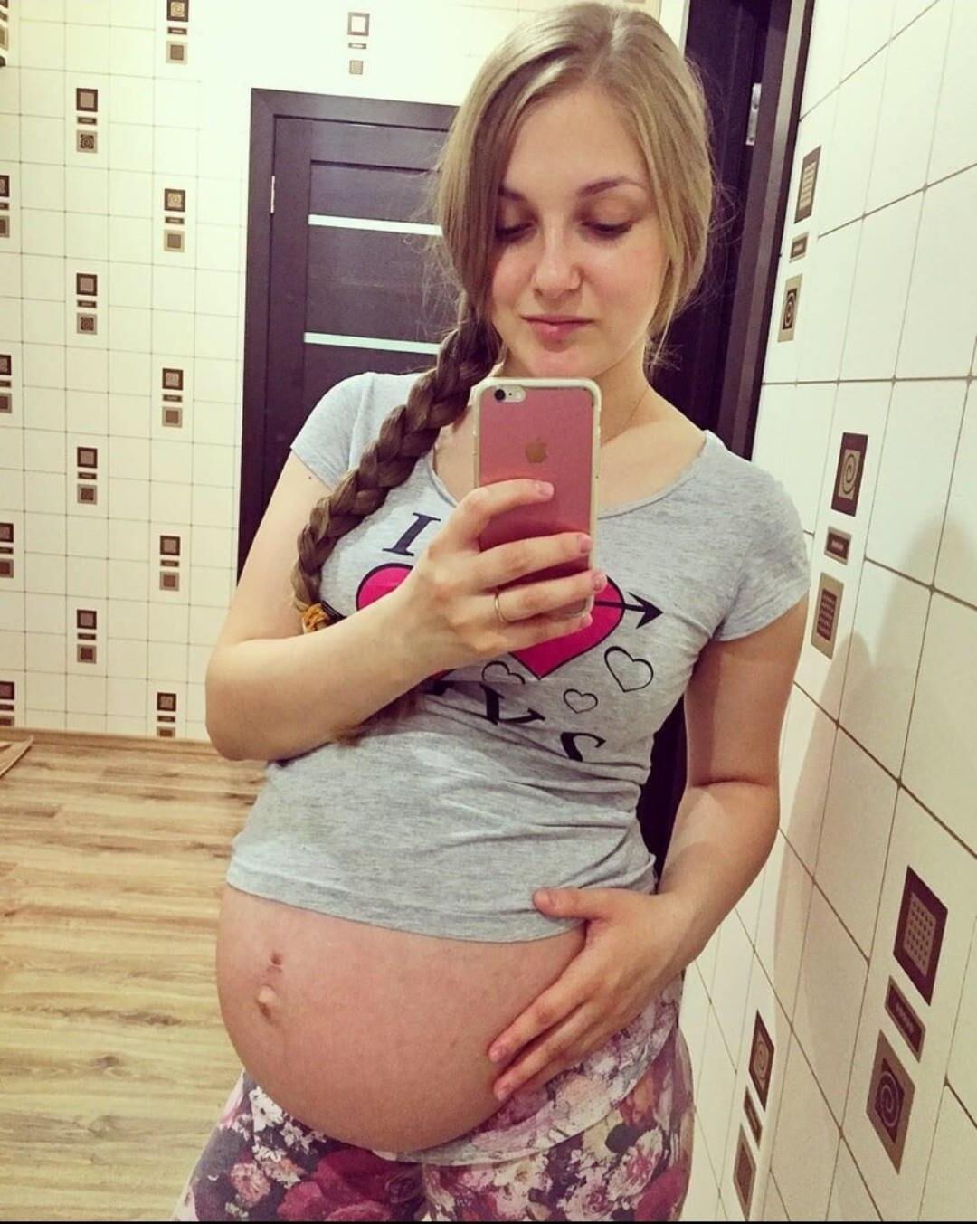 Mirror mirror on the wall, who's the sexiest preggo of them all?