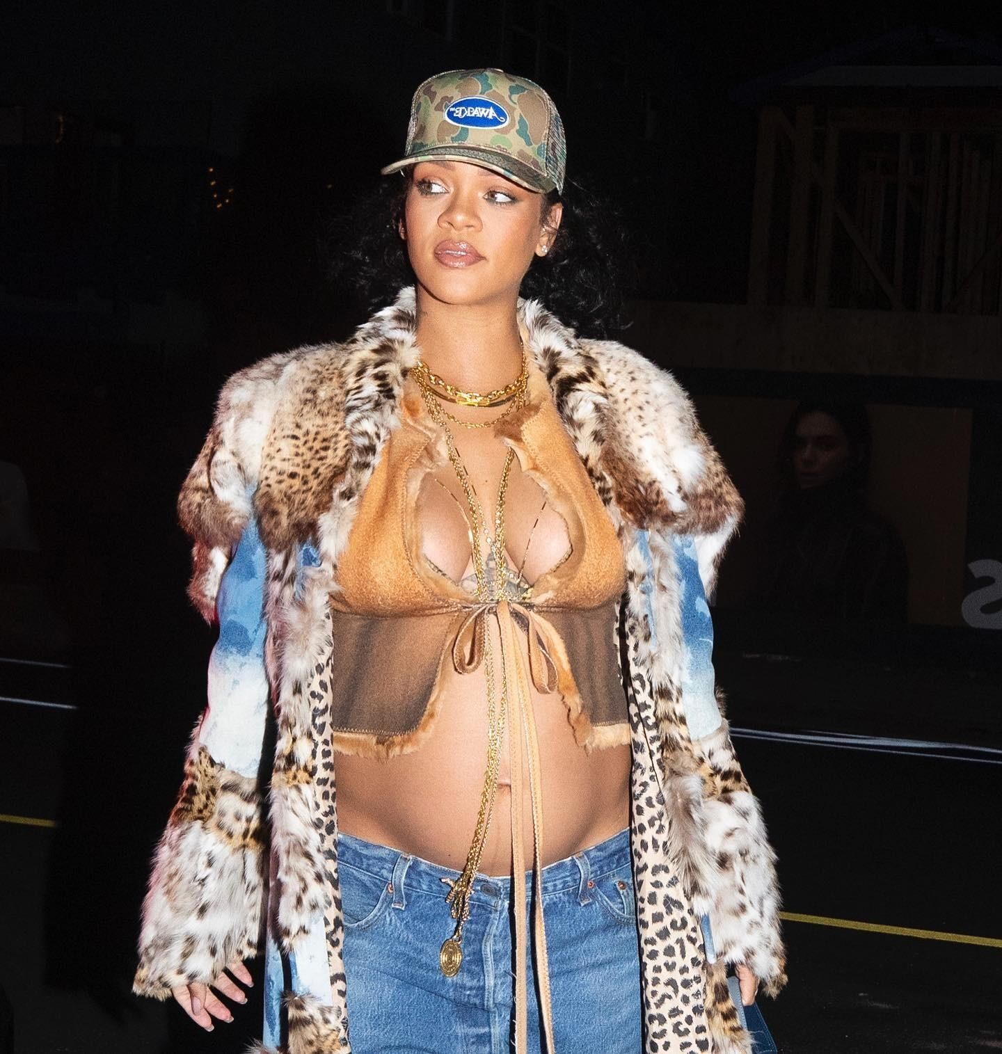 Rihanna mostra barriga enquanto sai para jantar tarde da noite