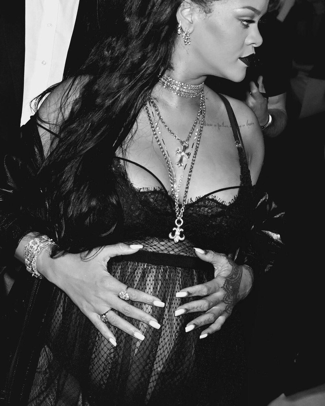 RIHANNA – SEXY PREGNANT BODY IN UNDERWEAR AT DIOR WOMENSWE