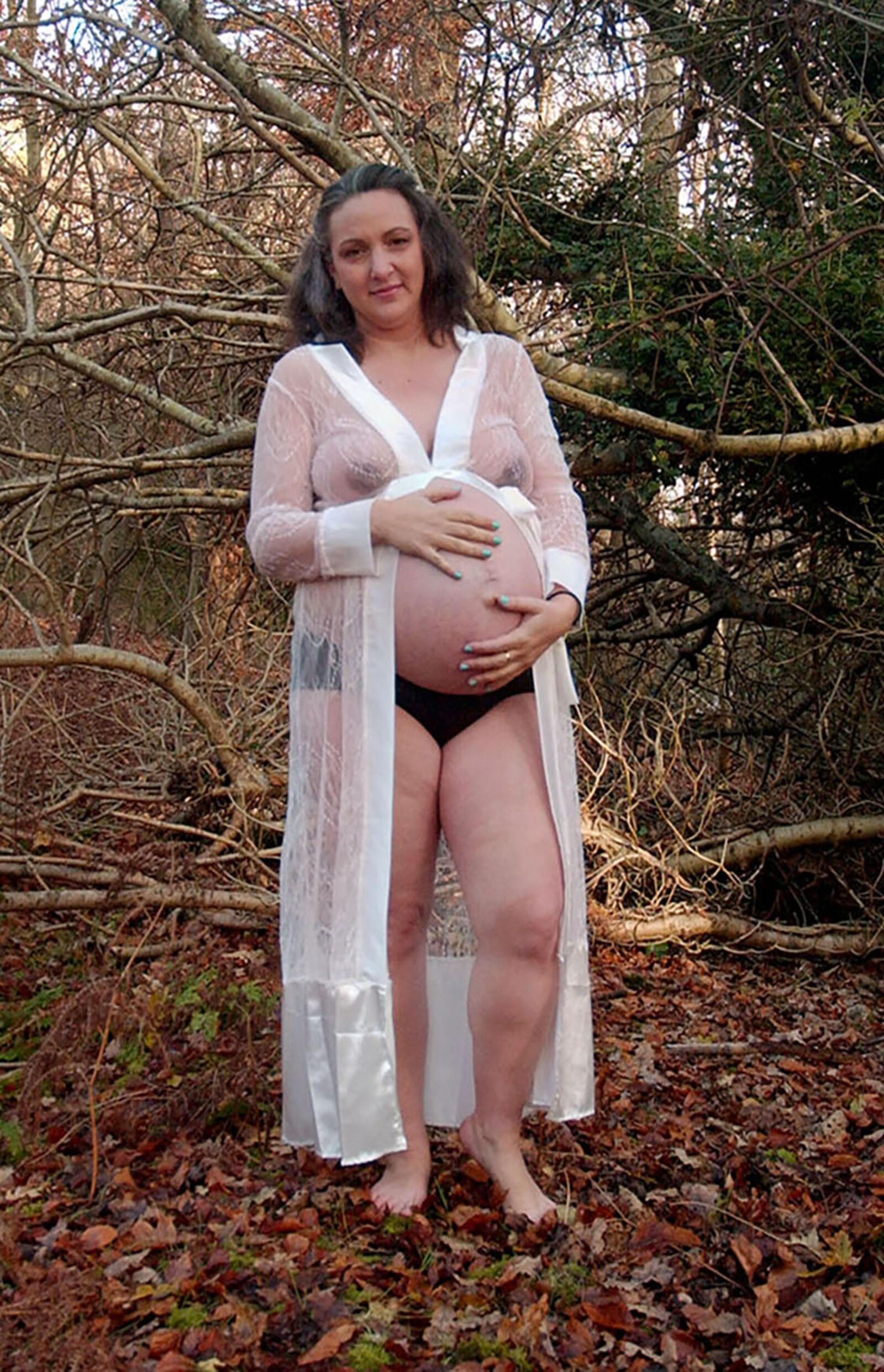 Pregnant photoshoot in the forest 4