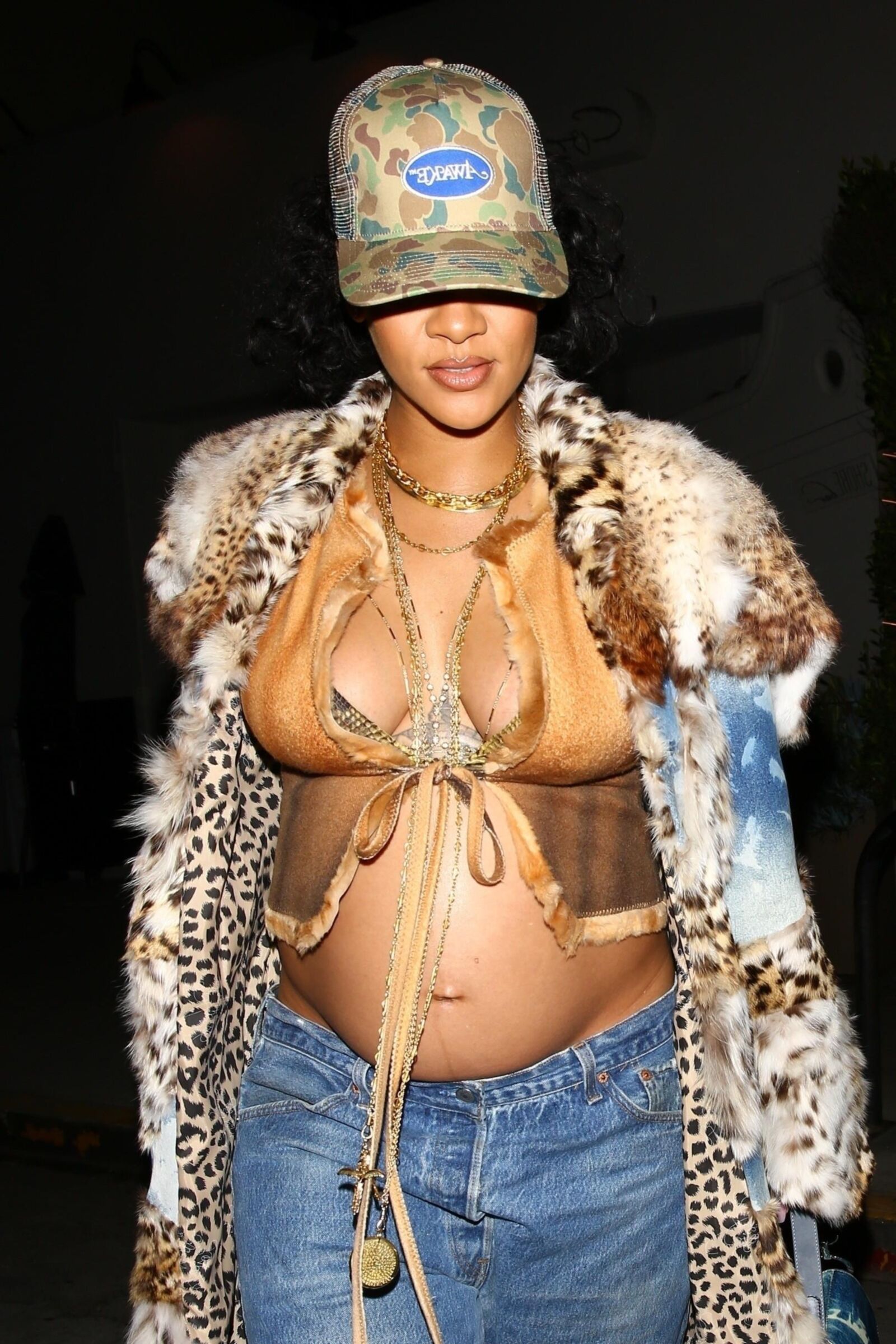 Rihanna mostra barriga enquanto sai para jantar tarde da noite