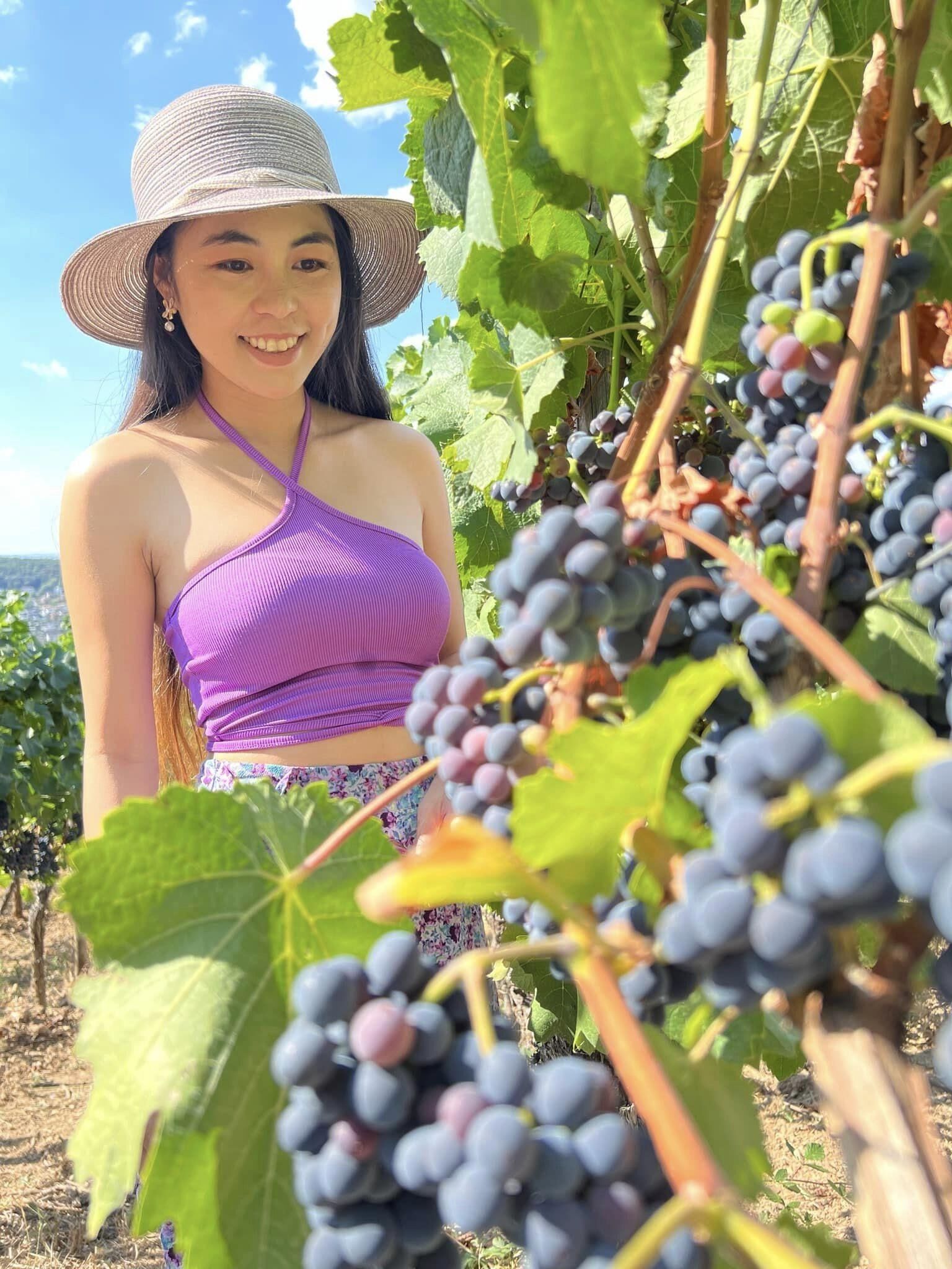 Femme trophée asiatique voyageant enceinte et en travail pour commentaires (