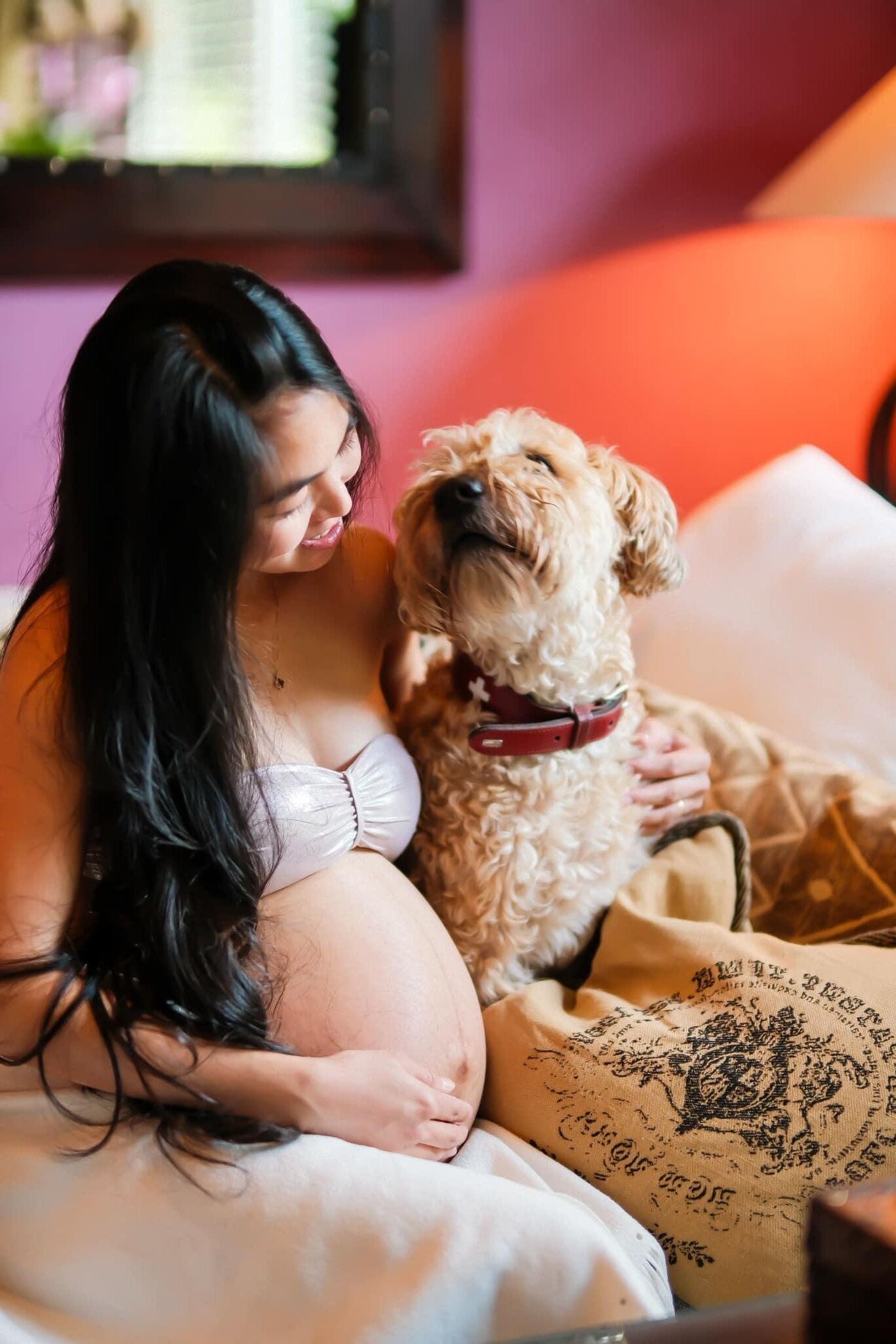 Femme trophée asiatique voyageant enceinte et en travail pour commentaires (