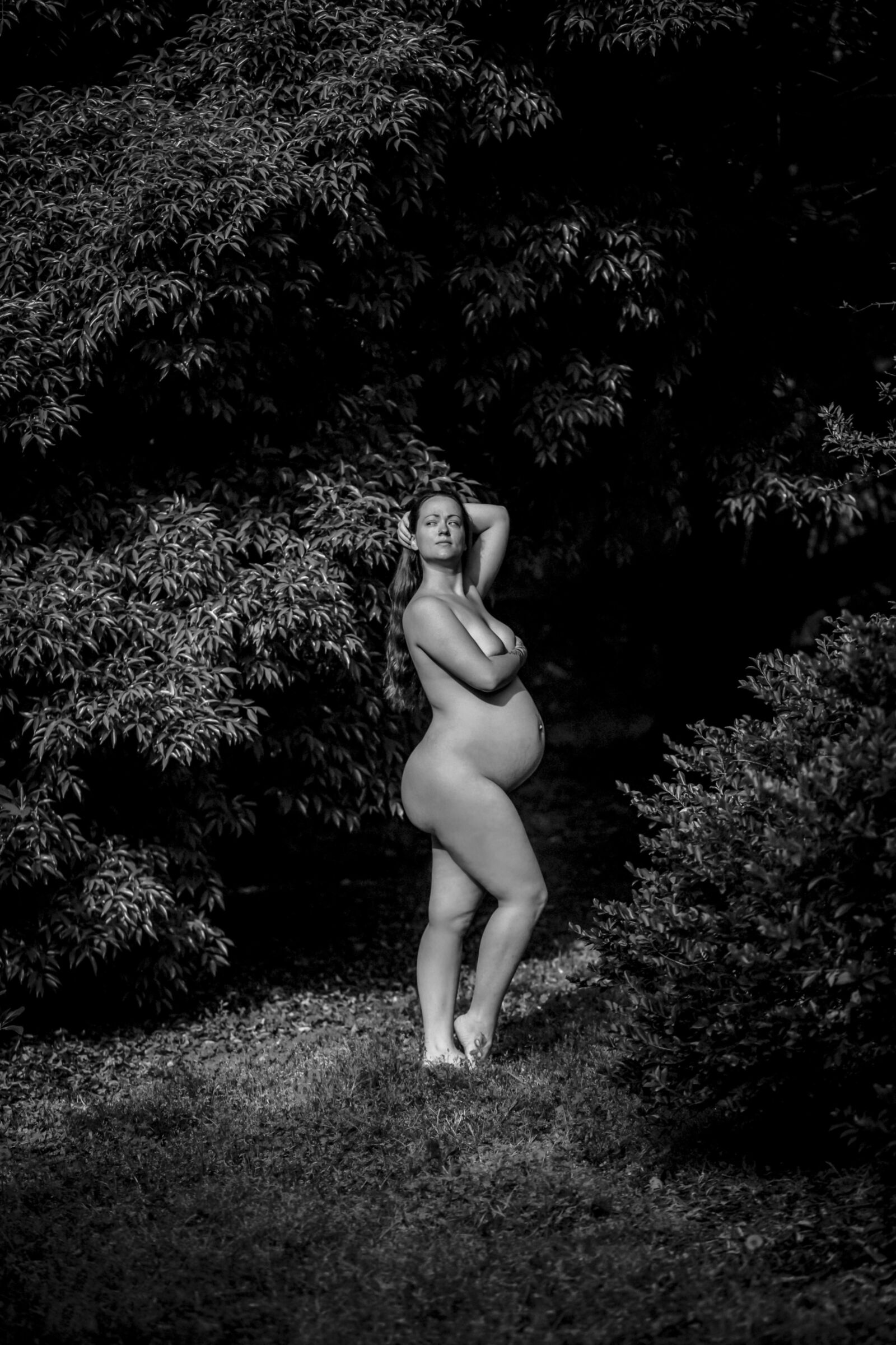 Pregnant women (): Hanna are nude ina Photoshop outside