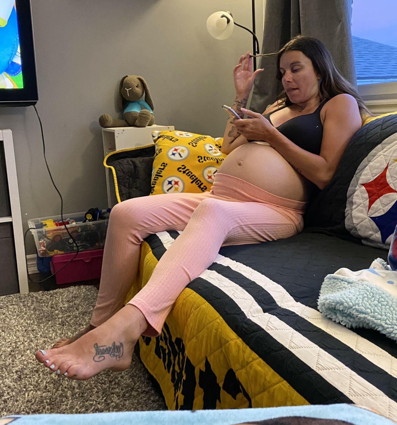 Pregnant candid shows her feet