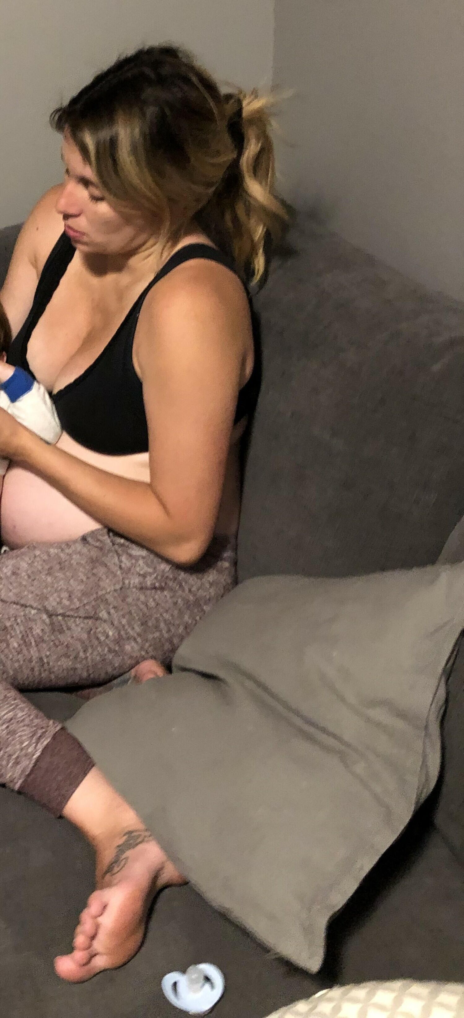 Pregnant candid shows her feet