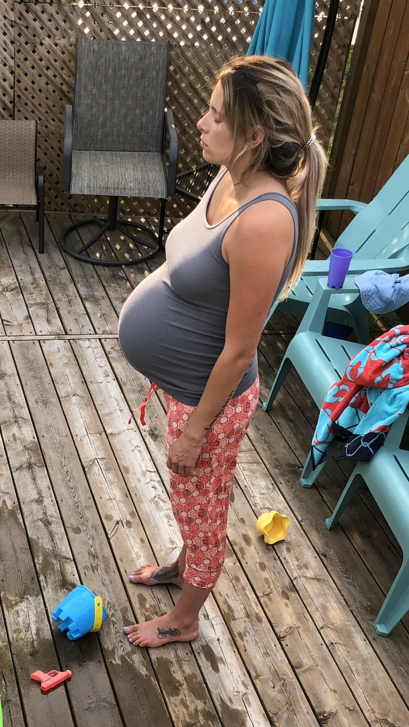 Pregnant candid shows her feet