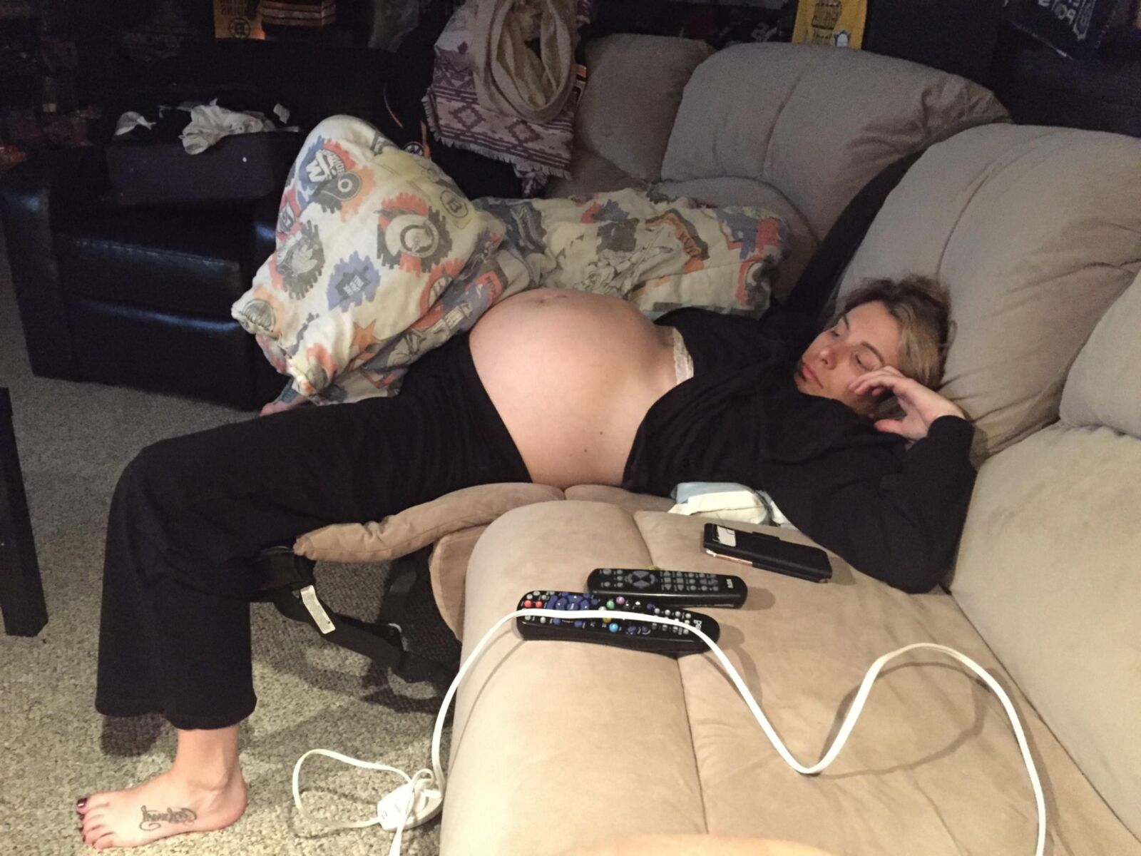 Pregnant candid shows her feet