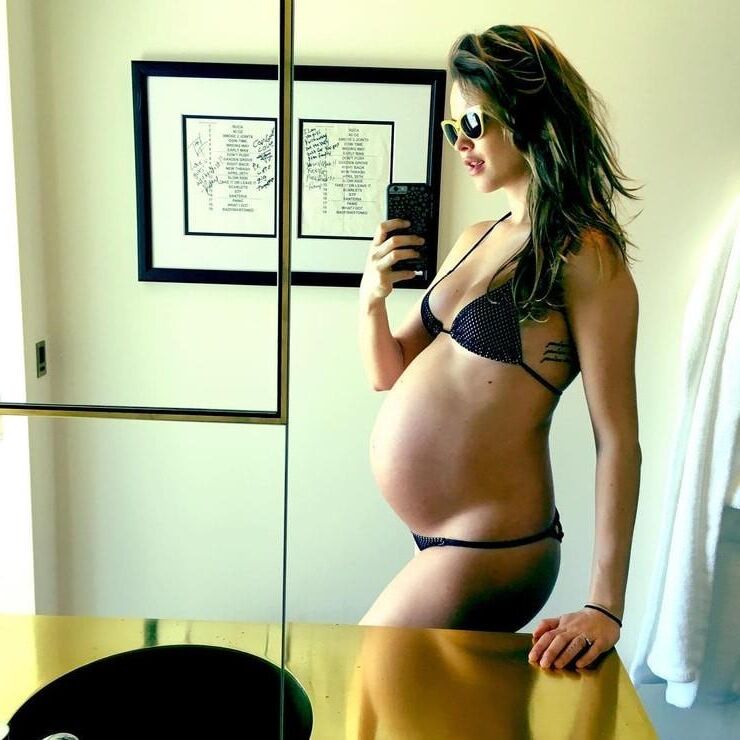 Behati prinsloo enceinte