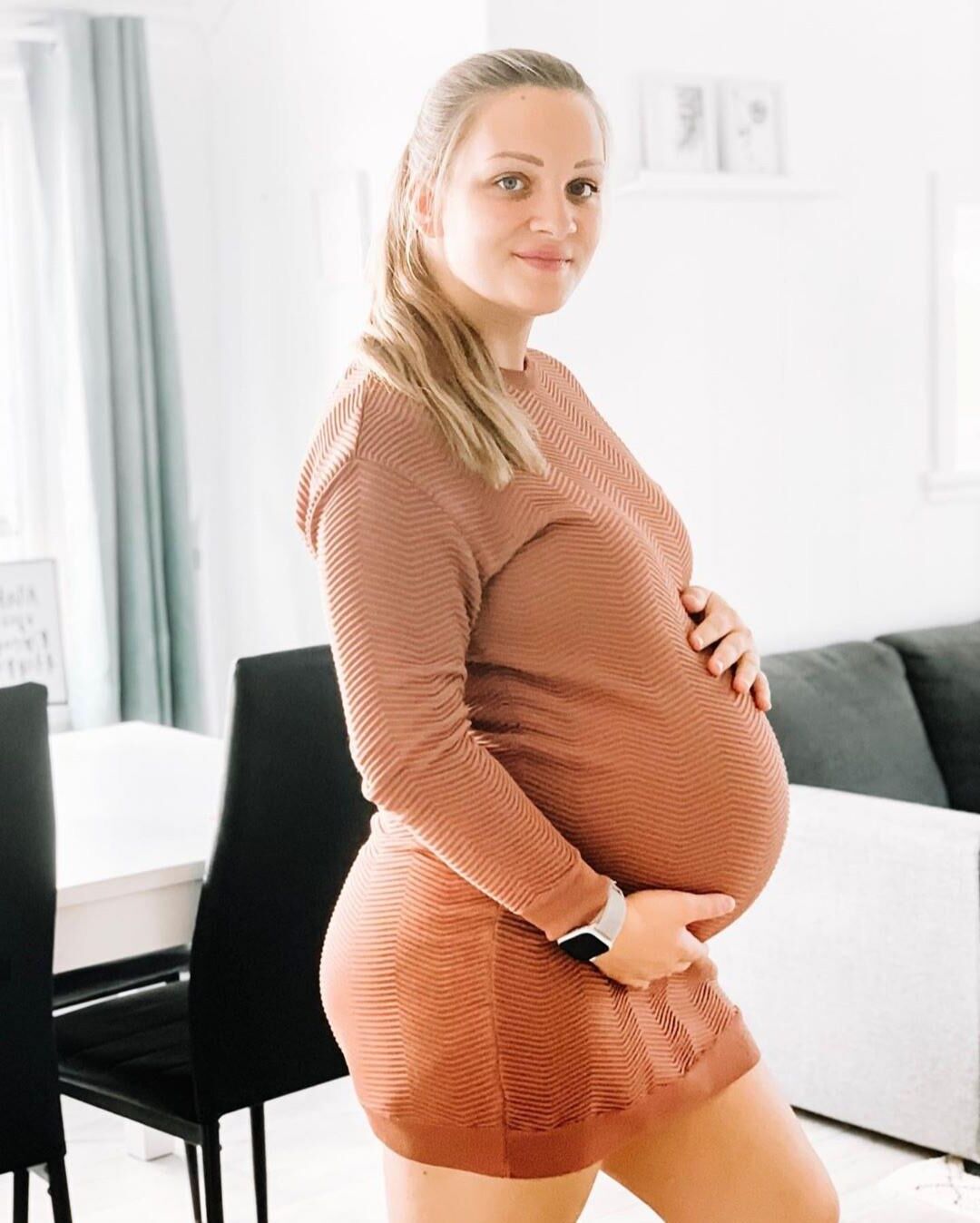 Hübsche Gesichter, geschwollene Bäuche