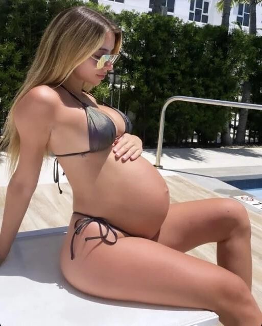 Preggers Beach Bikini и на открытом воздухе