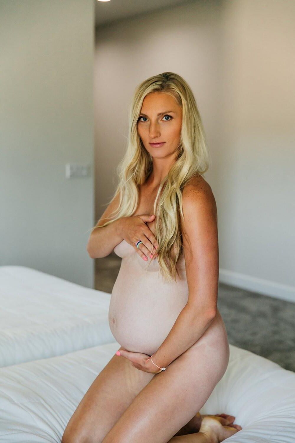 Judi est une blonde de preggo chaude