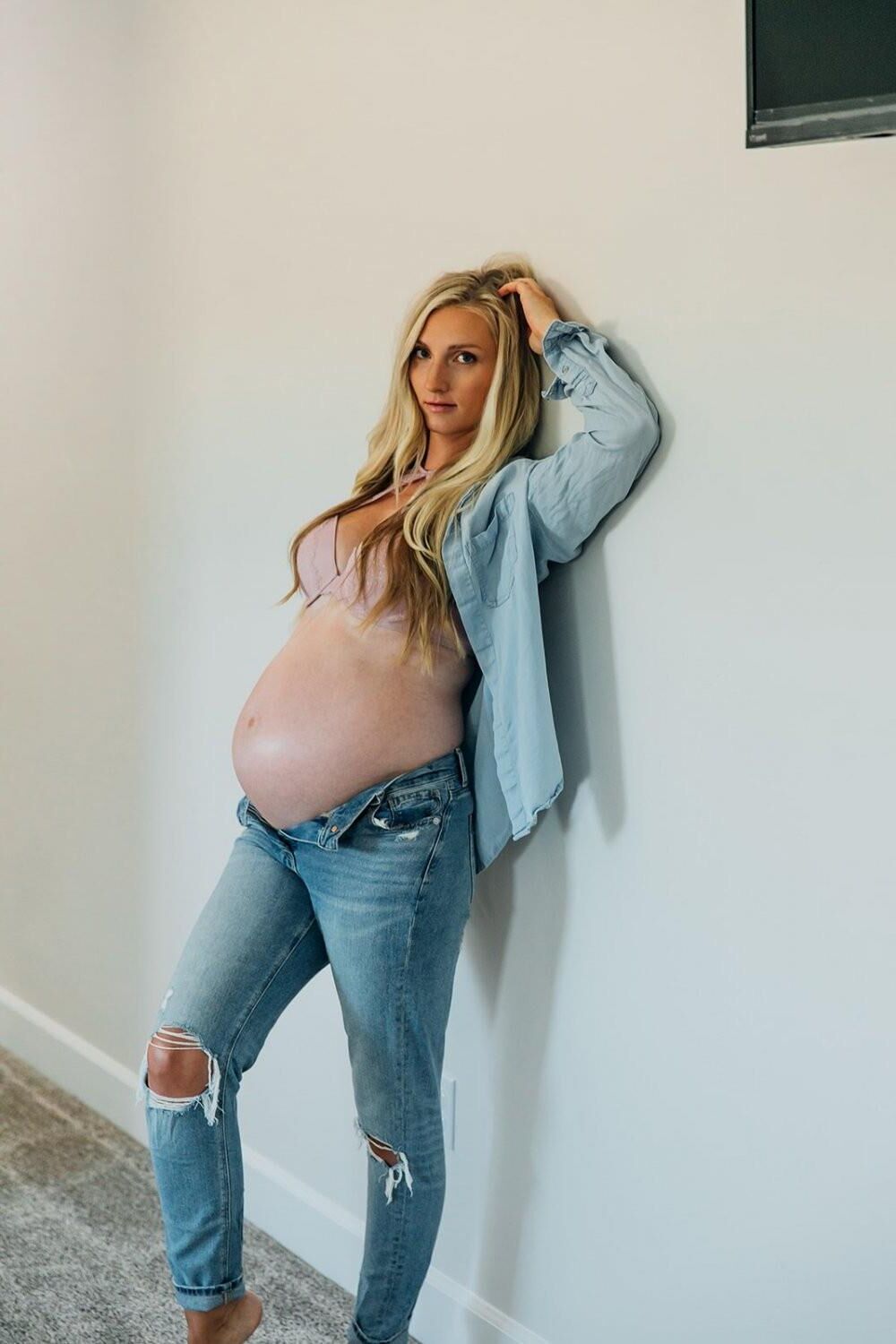 Judi est une blonde de preggo chaude