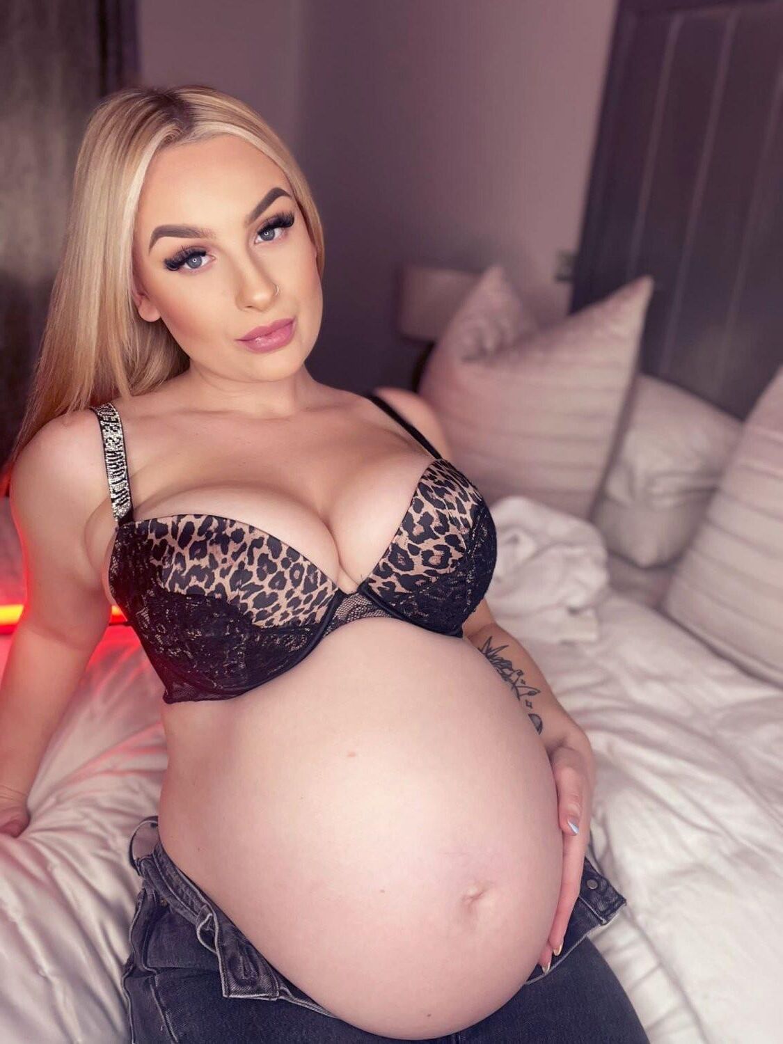 Blonde enceinte sexy