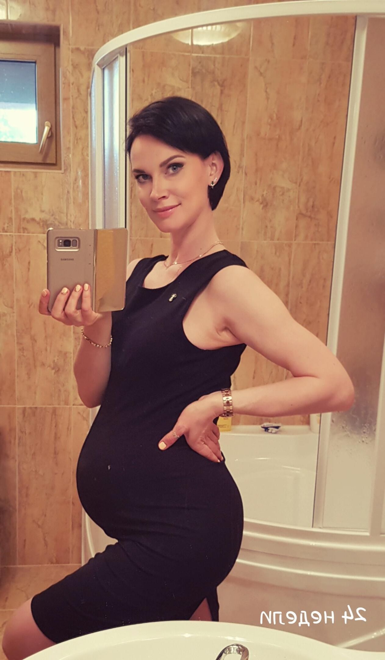 Nicht -nackte Milf schwanger