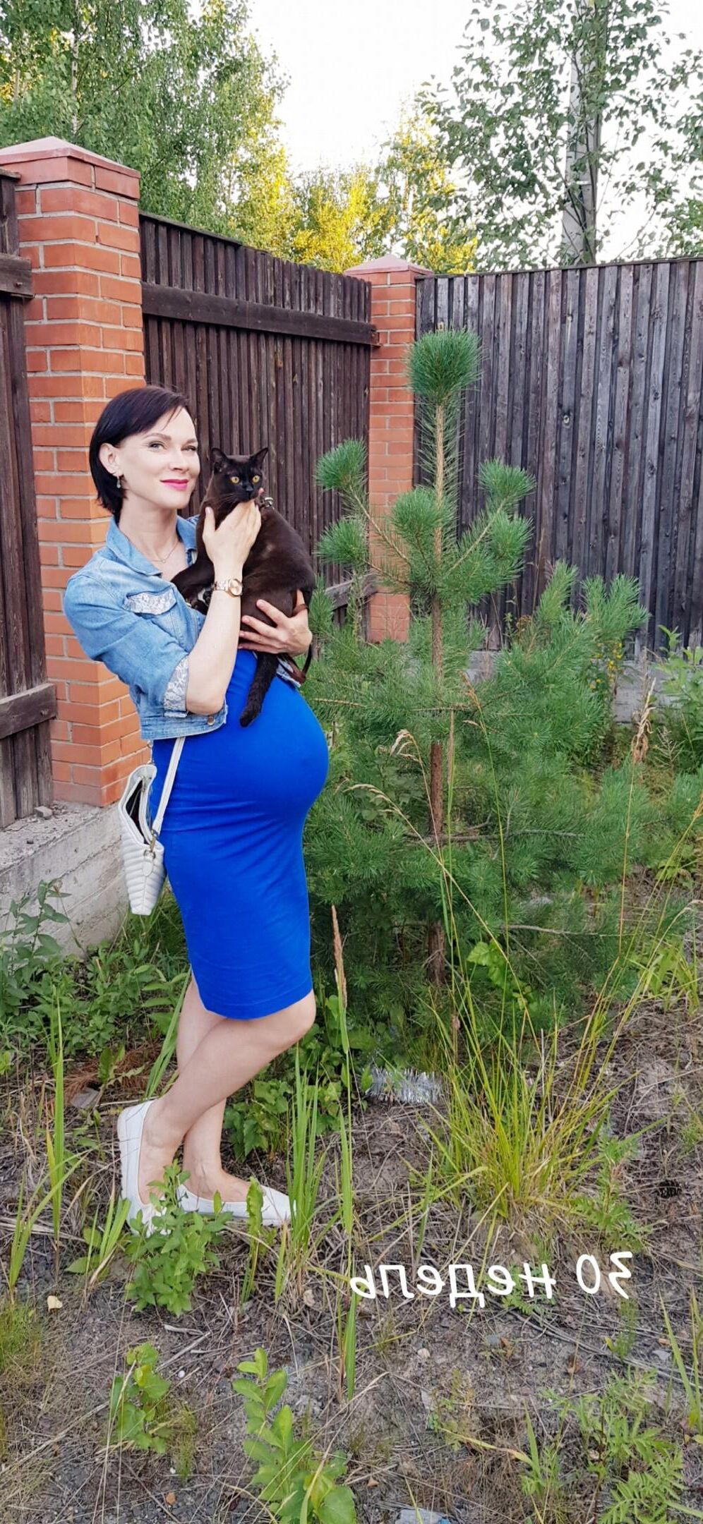 Nicht -nackte Milf schwanger