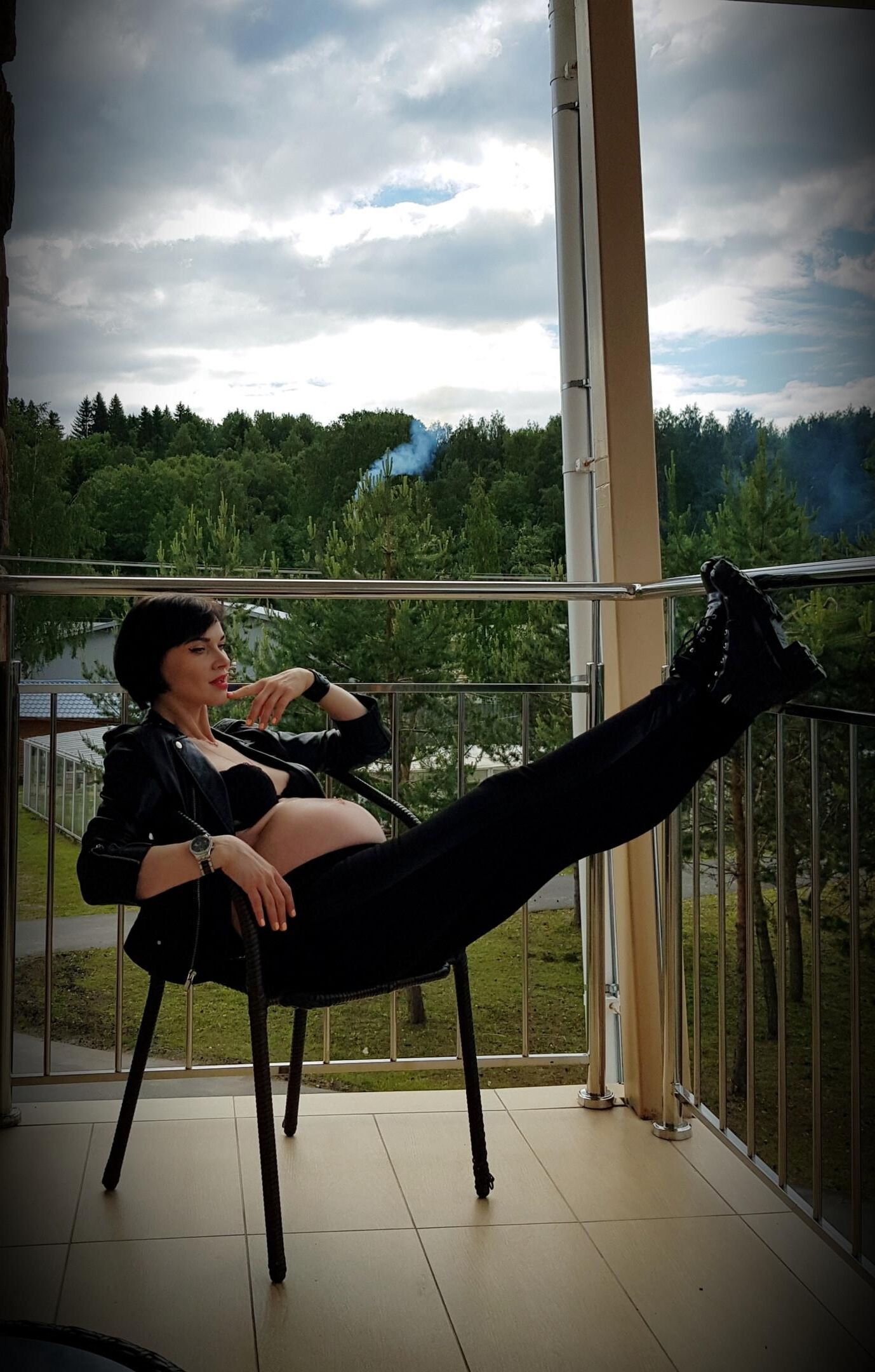 Nicht -nackte Milf schwanger