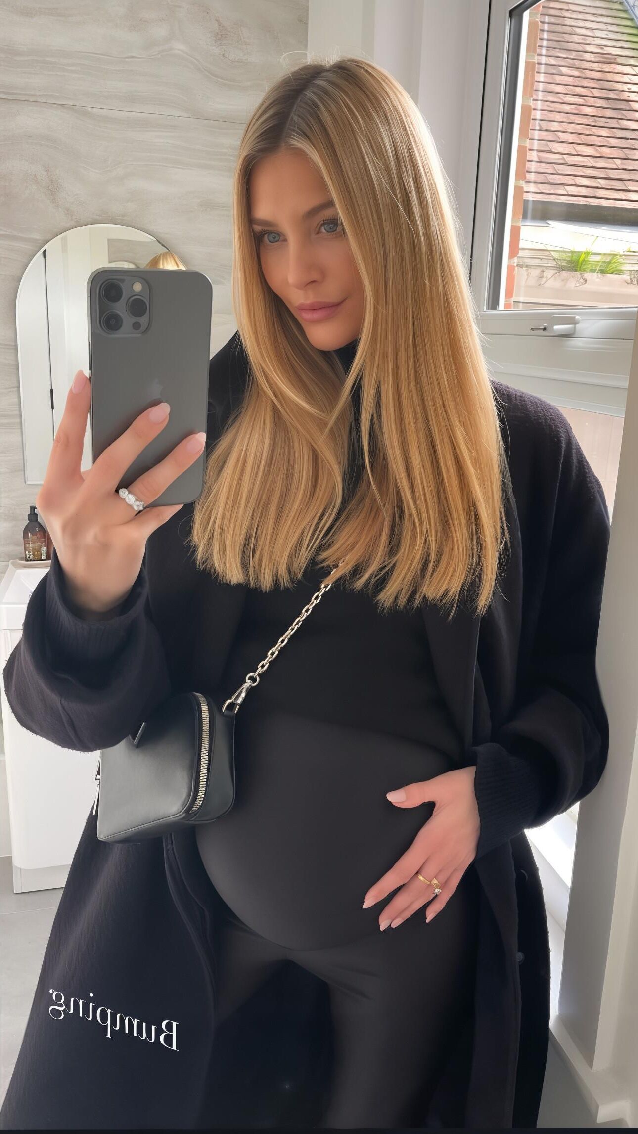 Schöne blonde Preggo