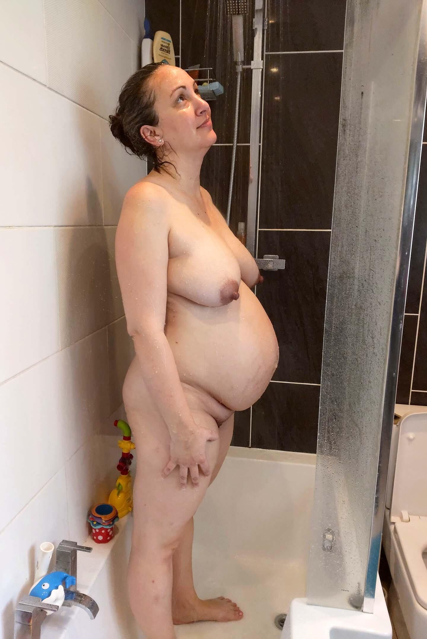 Stark schwangere Frau duschen