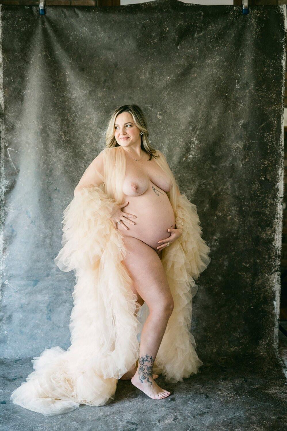 Chubby Steph shows her preggo belly