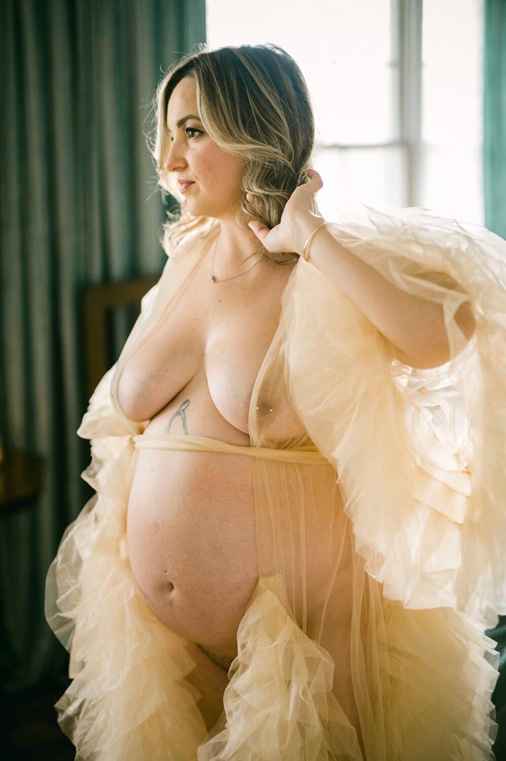 Chubby Steph shows her preggo belly