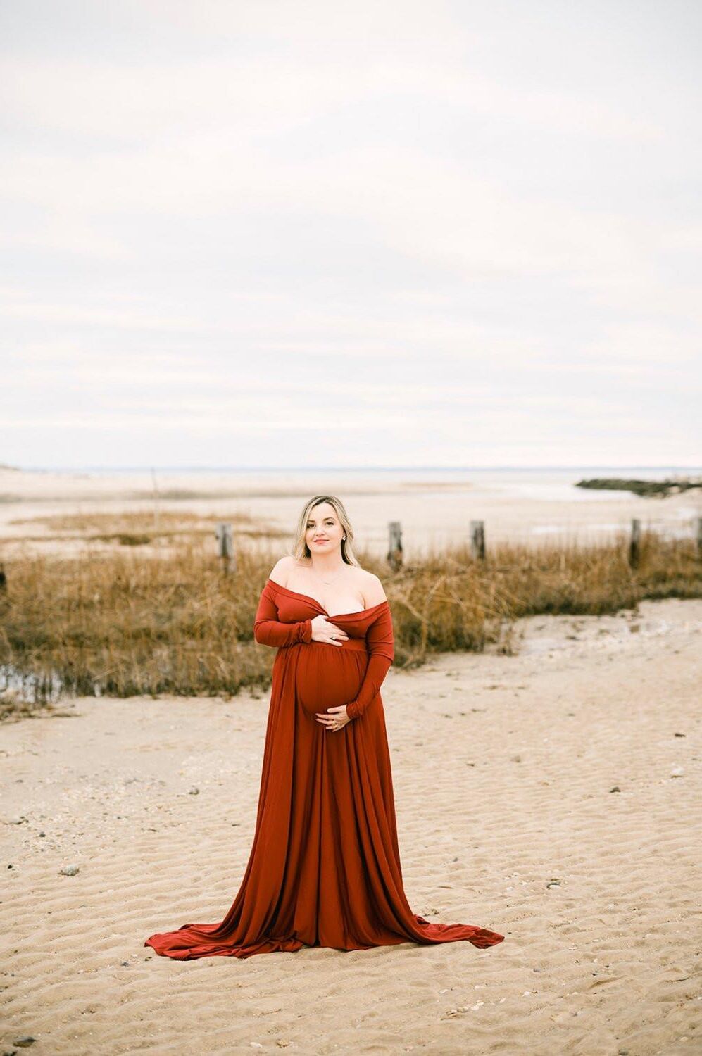 Chubby Steph shows her preggo belly