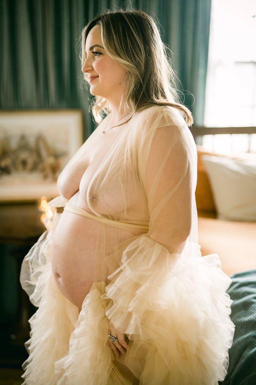 Chubby Steph shows her preggo belly