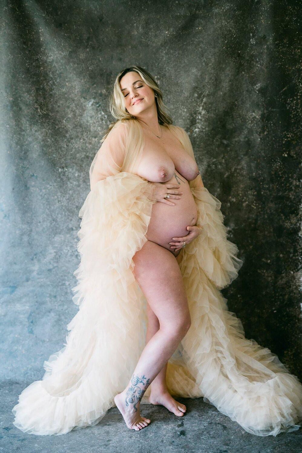 Chubby Steph shows her preggo belly