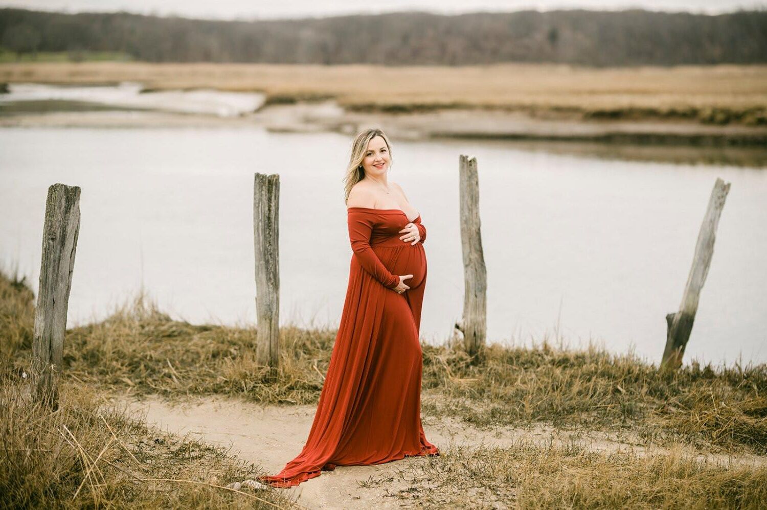 Chubby Steph shows her preggo belly