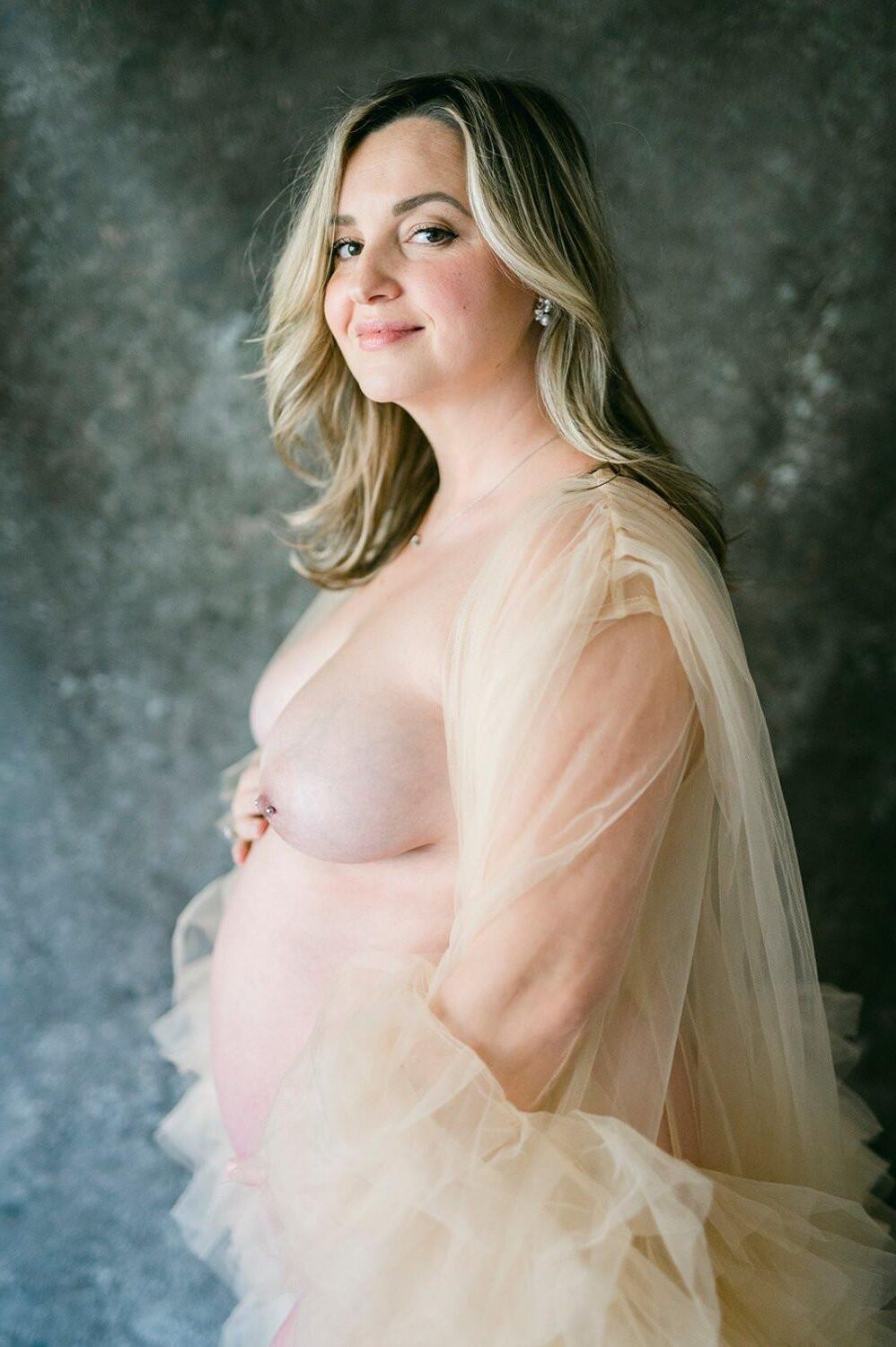 Chubby Steph shows her preggo belly