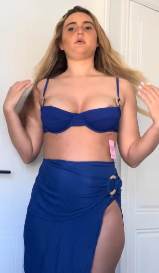 Pregnant women try on