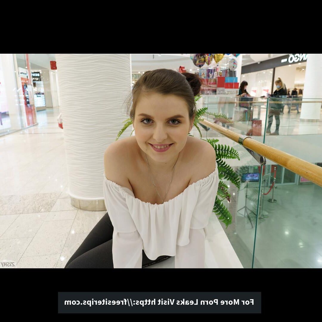 teen pregnant beauty