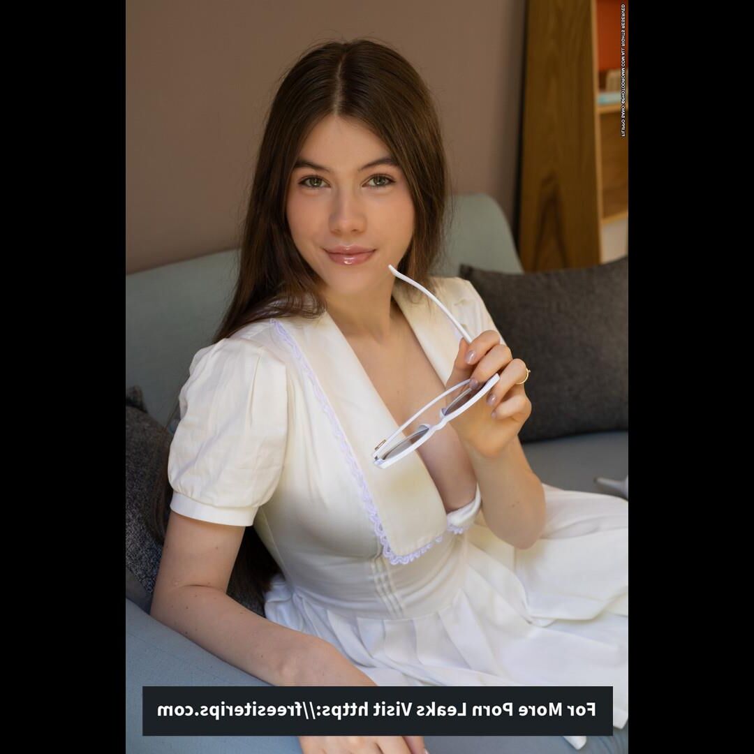 teen pregnant beauty