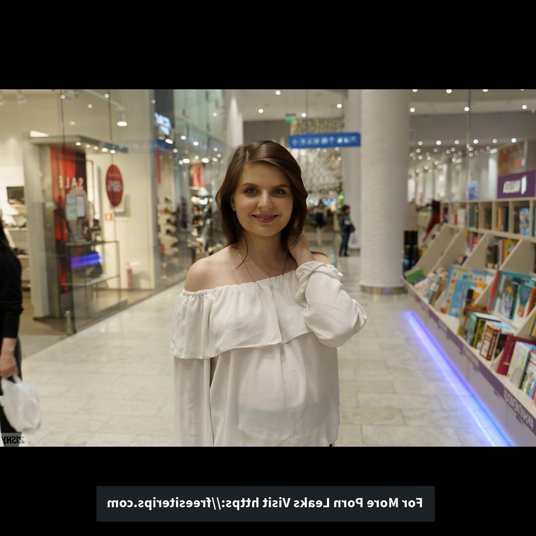 teen pregnant beauty