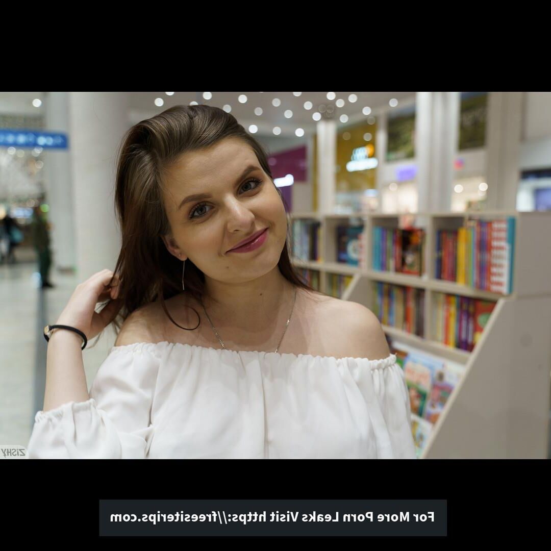 teen pregnant beauty