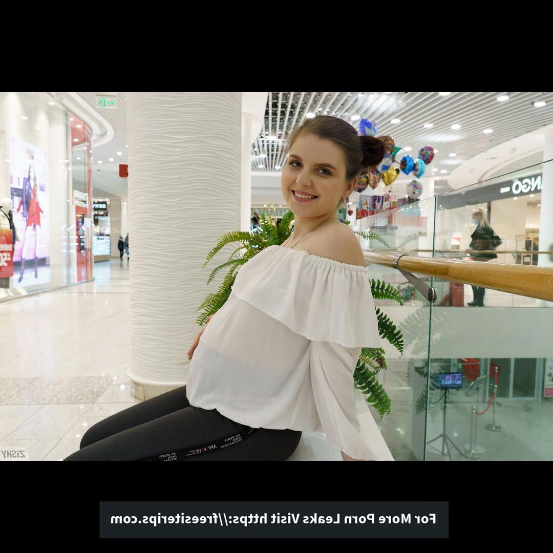 teen pregnant beauty