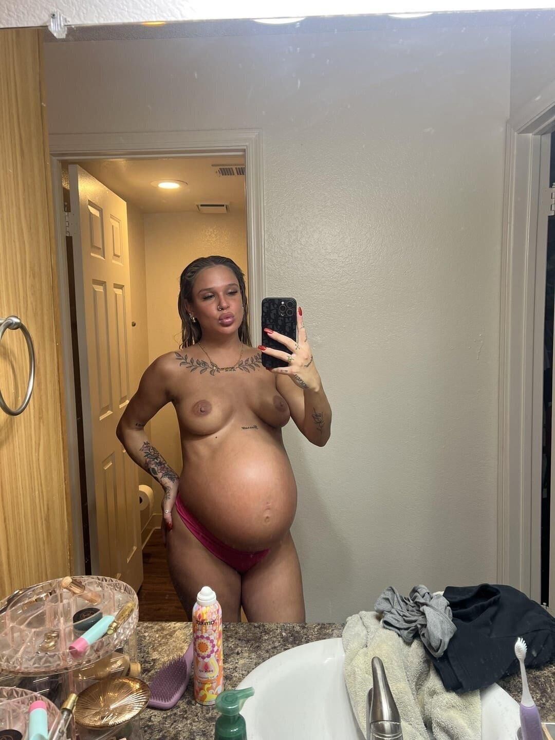 Precious pregnant with yummy pussy