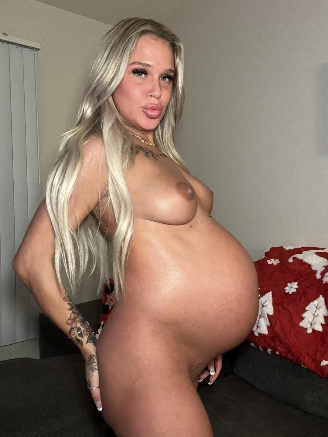 Precious pregnant with yummy pussy