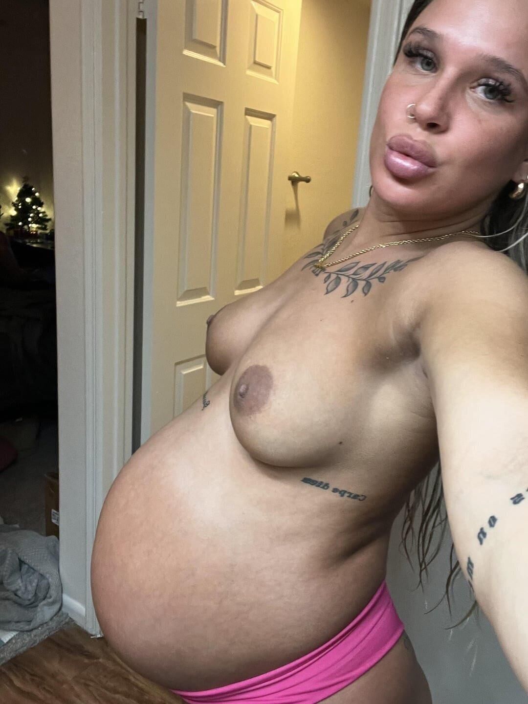 Precious pregnant with yummy pussy