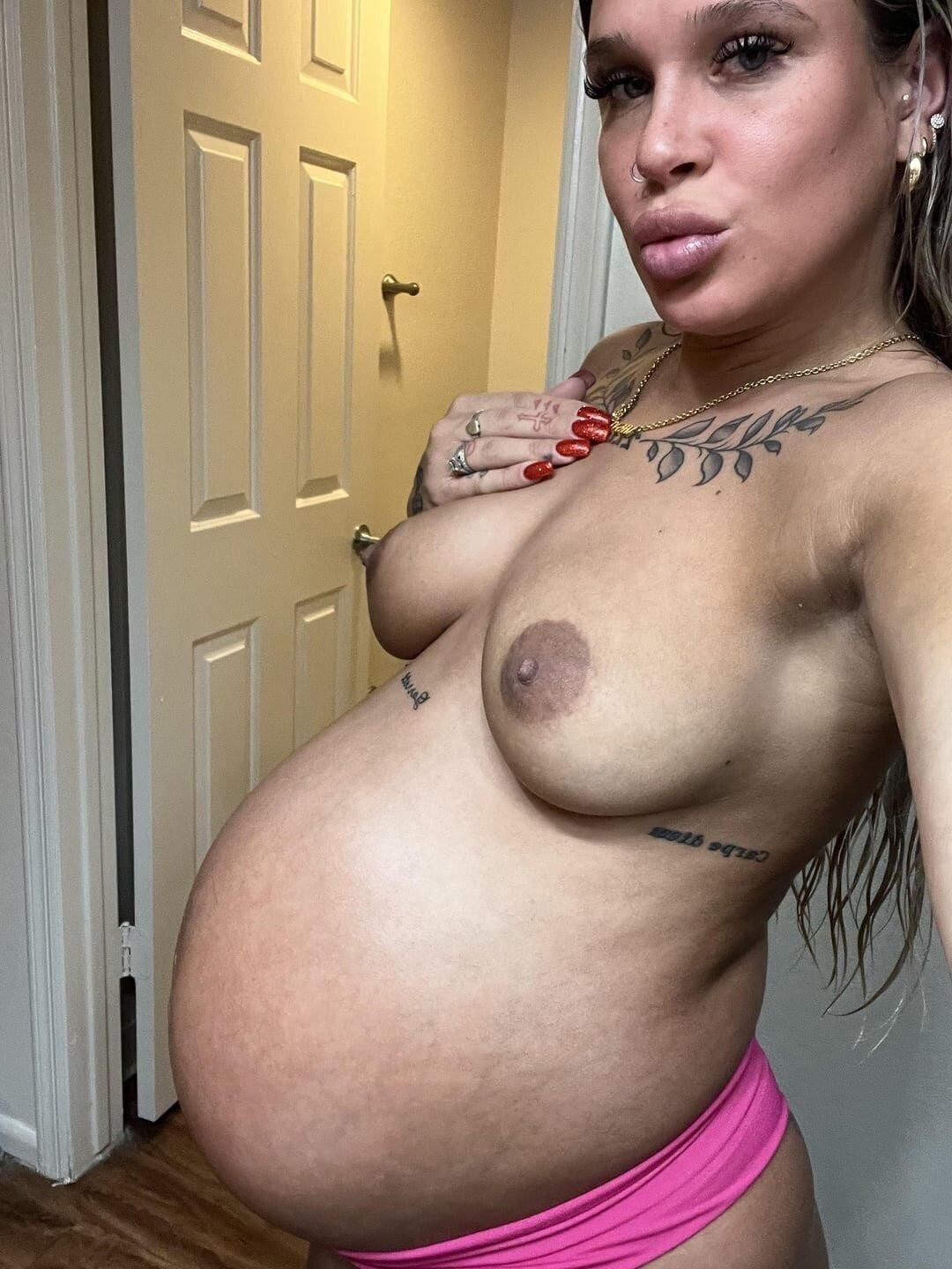 Precious pregnant with yummy pussy