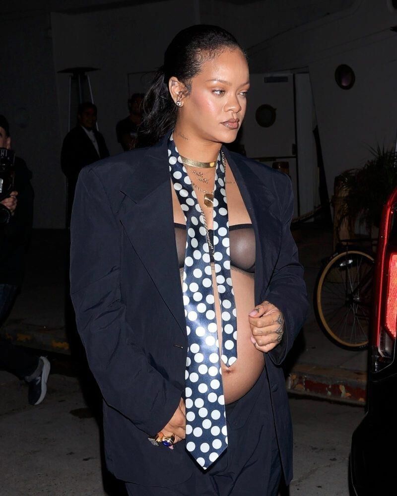 Pregnant RIHANNA Leaves a Late night Dinner at Giorgio Baldi