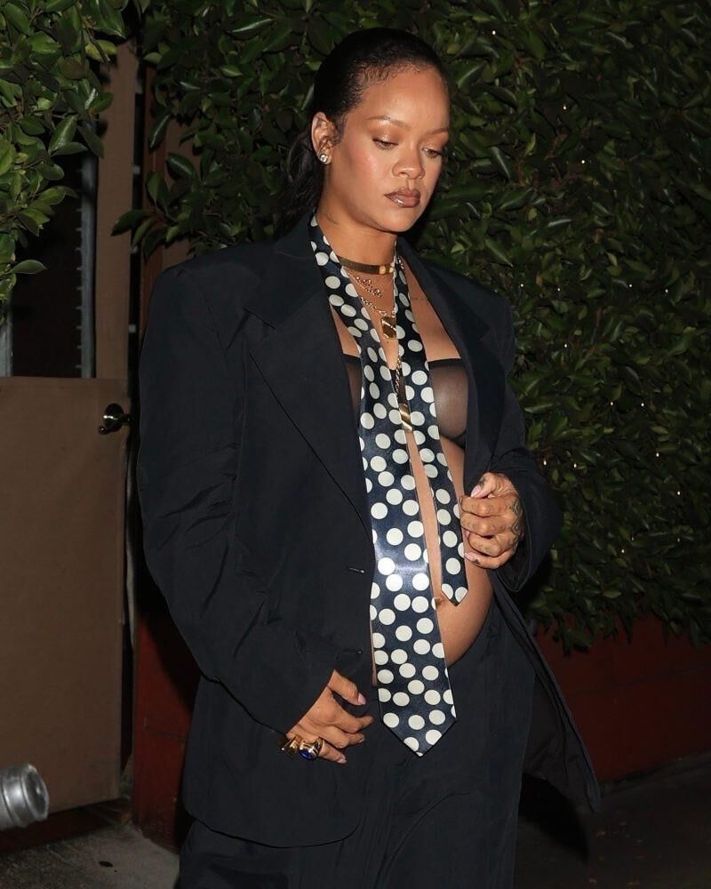 Pregnant RIHANNA Leaves a Late night Dinner at Giorgio Baldi
